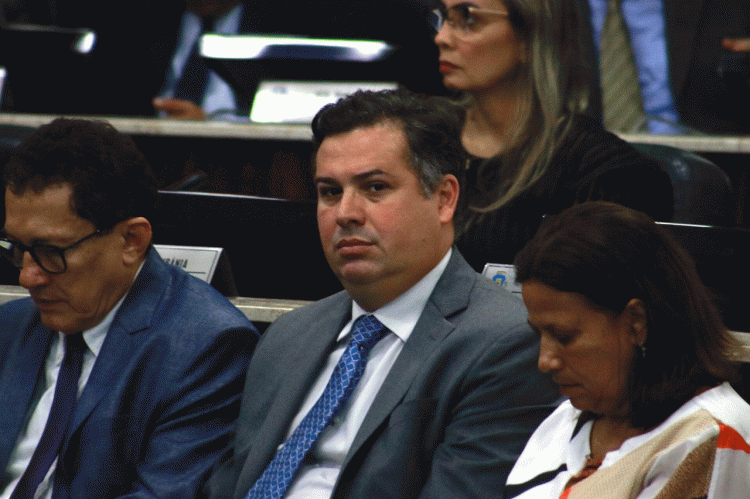 Samuel Dias, secretário de Governo, foi à seção da Câmara