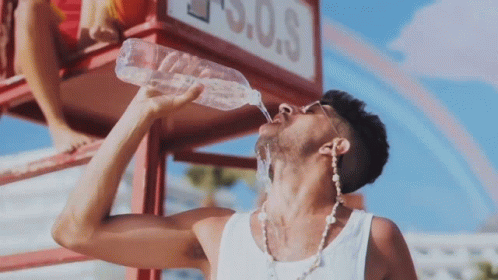 Procure alternar o consumo água com o de bebida alcoólica para evitar efeitos da ressaca