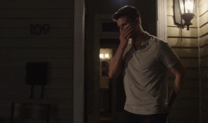 Há um desinteresse quanto aos relacionamentos românticos, às vezes até uma aversão.