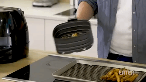 Umas mexidinhas também ajudam o alimento a fritar por todos os lados