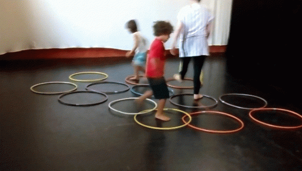 Do pega-pega ao esconde-esconde, afastar o sofá para explorar o movimento pode ser divertido