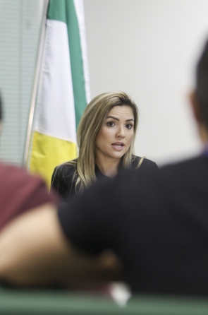 Joseanna Oliveira, titular da delegacia de Cruz, durante a coletiva de imprensa ontem (Foto: Alex Gomes / ESPECIAL PARA O POVO)