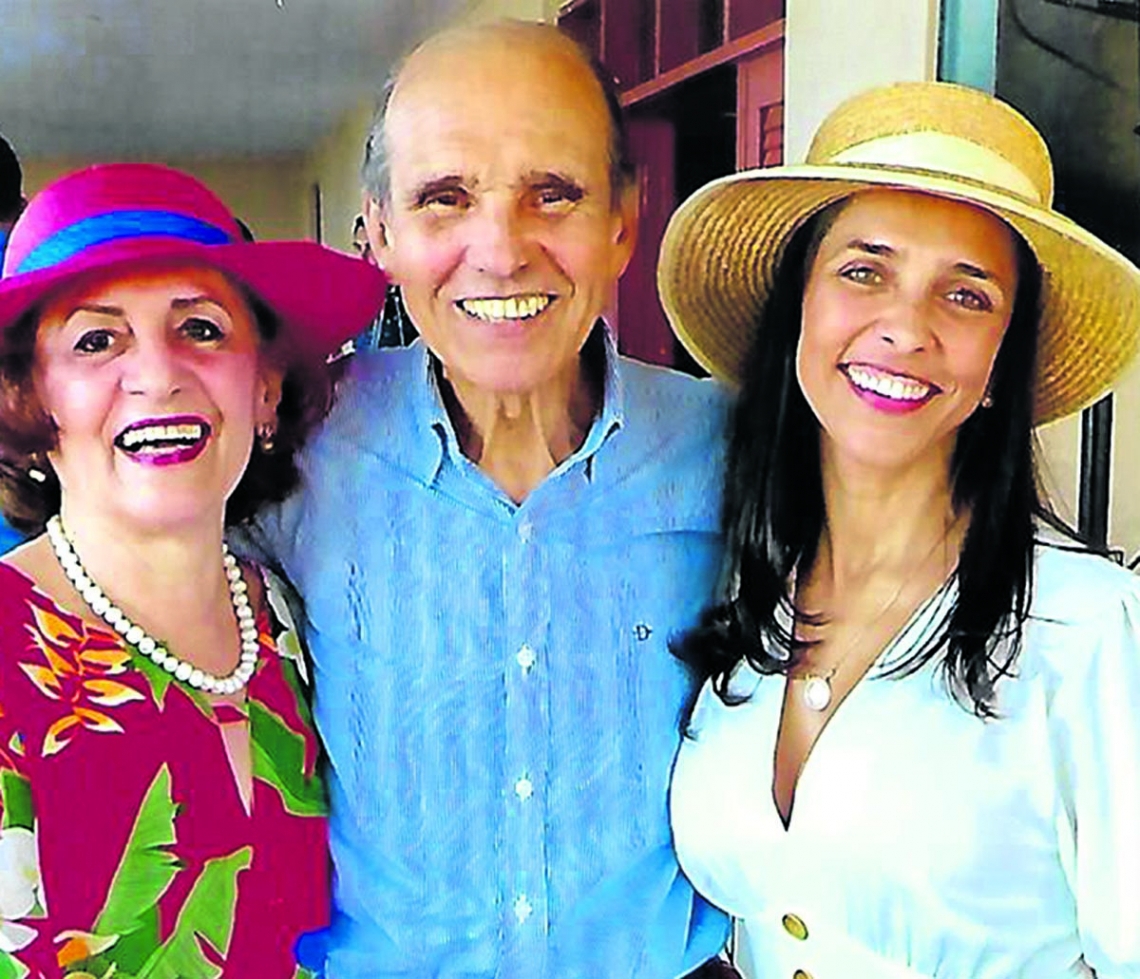 Ana Sampaio, jubilado coronel Adyr e filha Cristina. (By Evando)