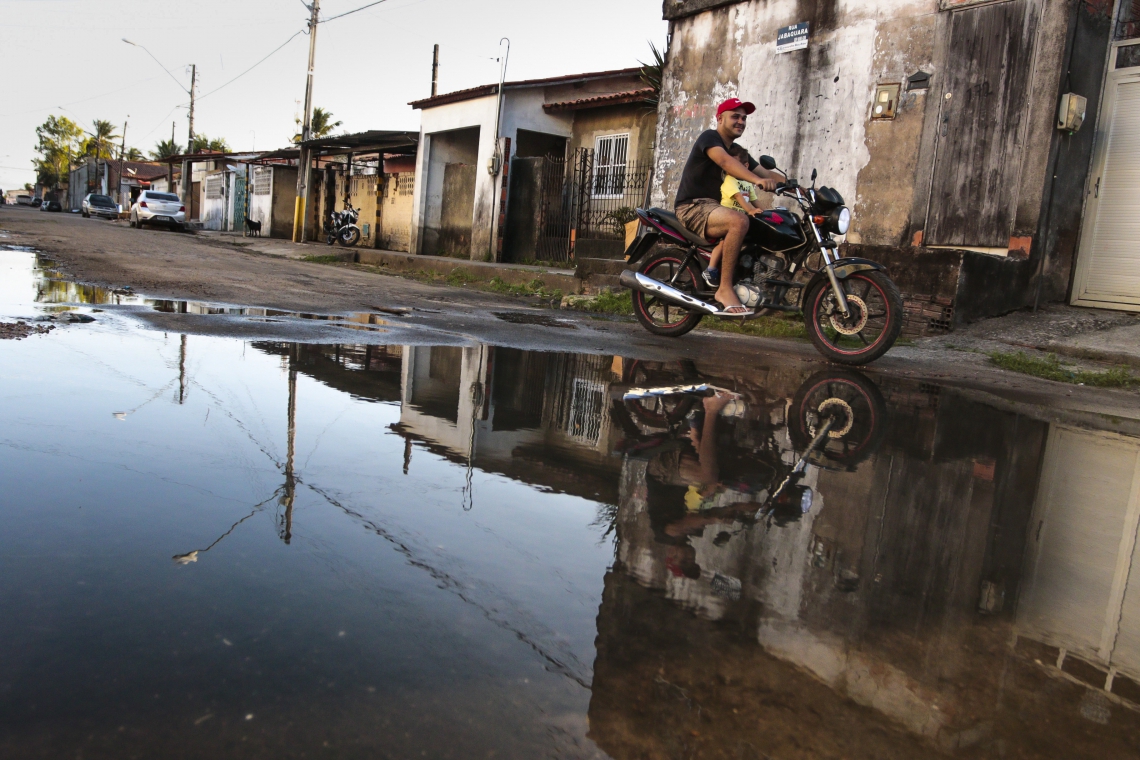 Falta de saneamento básico é uma realidade na periferia de muitas cidades (Foto: Fco Fontenele)