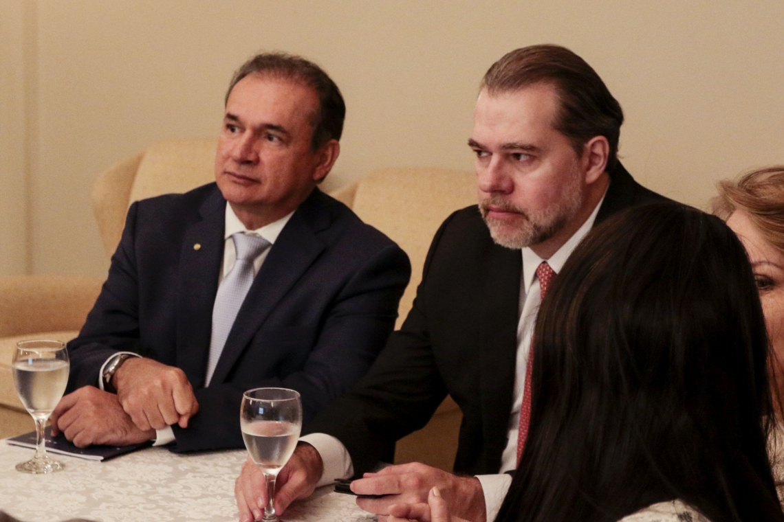 ￼TOFFOLI visitou por dois órgãos do Judiciário cearense ao lado de Washington Luís Araújo, presidente do TJ-CE (Foto: Alex Gomes/especial para O Povo)