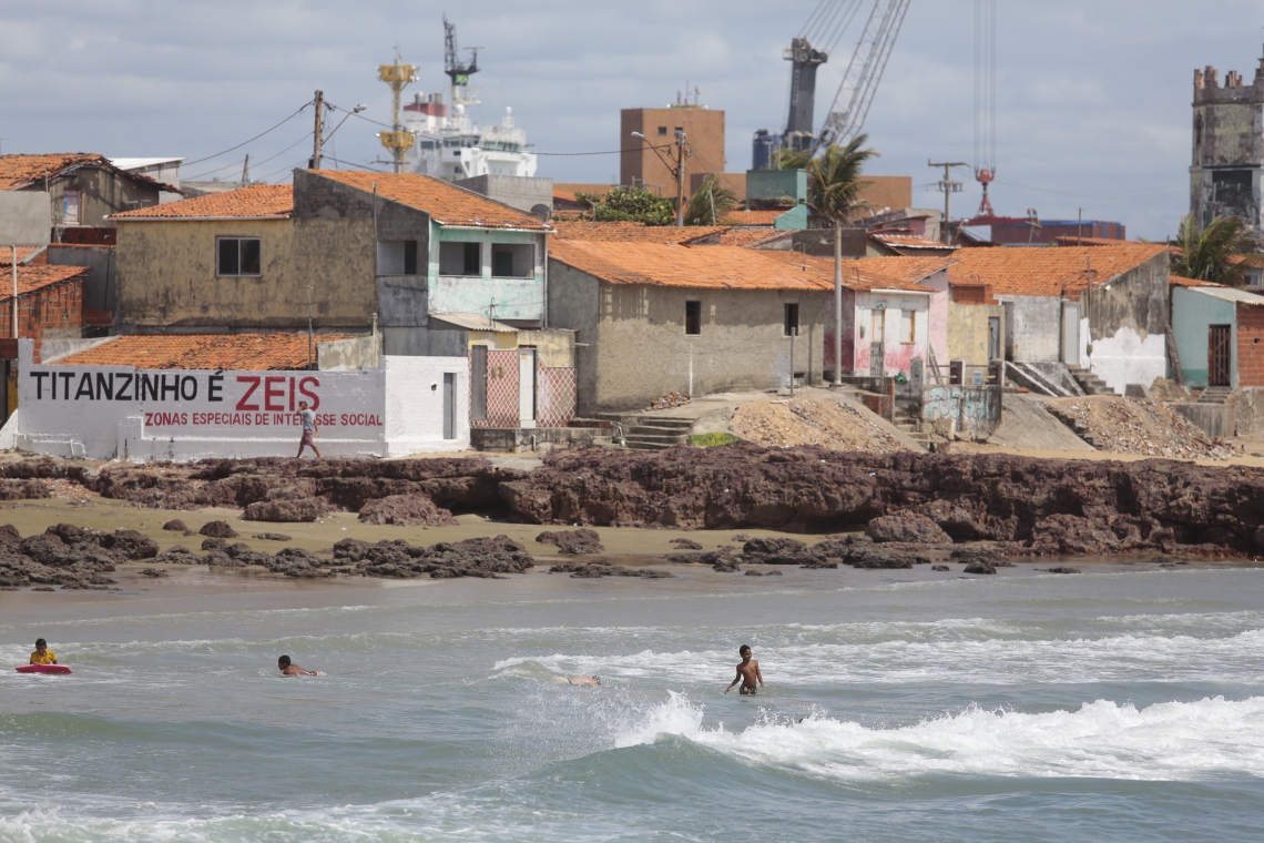 ￼Comunidade do Titanzinho discute com representantes de outras Zeis formas de resistência à remoção de quase 300 famílias (Foto: FOTOS JÚLIO CAESAR)