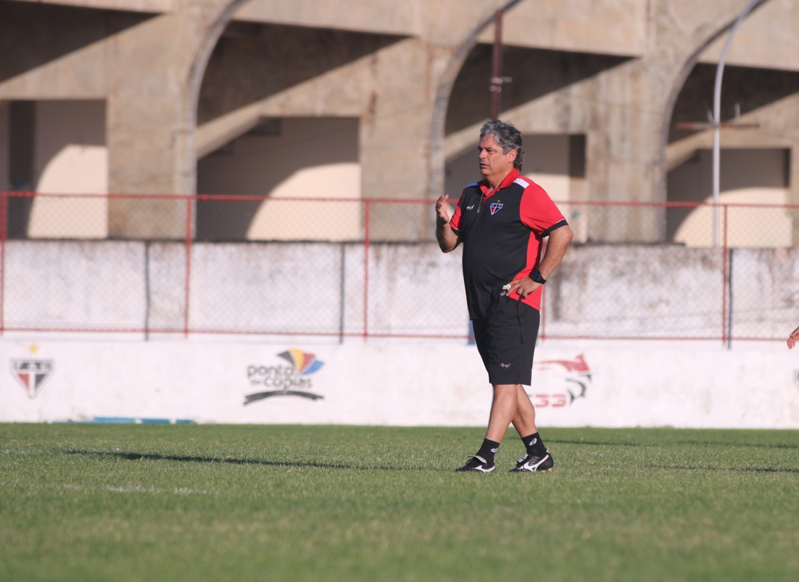 Ex-ídolo coral, Marcelo Veiga comandou treino no estádio Elzir Cabral (Foto: Xandy Rodrigues / Ferroviário)