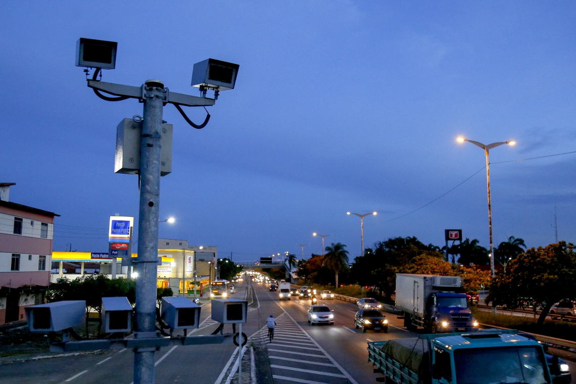 ￼CINQUENTA TRECHOS mais críticos de rodovias federais no Ceará 
irão receber radares (Foto: Aurélio Alves)