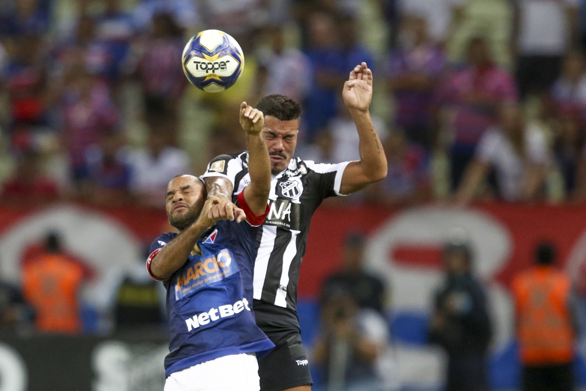 Edinho e Carleto disputam bola no Clássico-Rei do dia 17 de março, pela Copa do Nordeste (Foto: Mateus Dantas em 17/3/2019)