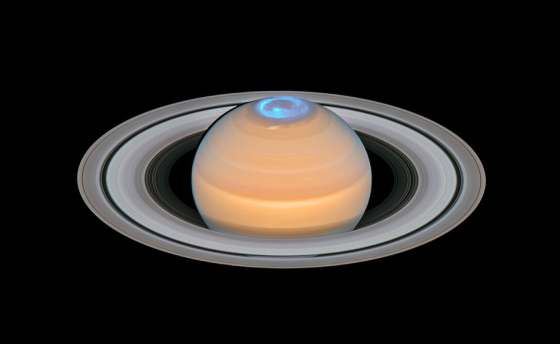 Fenômeno aurora na atmosfera superior de Saturno fotografada pelo Telescópio Espacial Hubble (Foto: Divulgação / NASA)