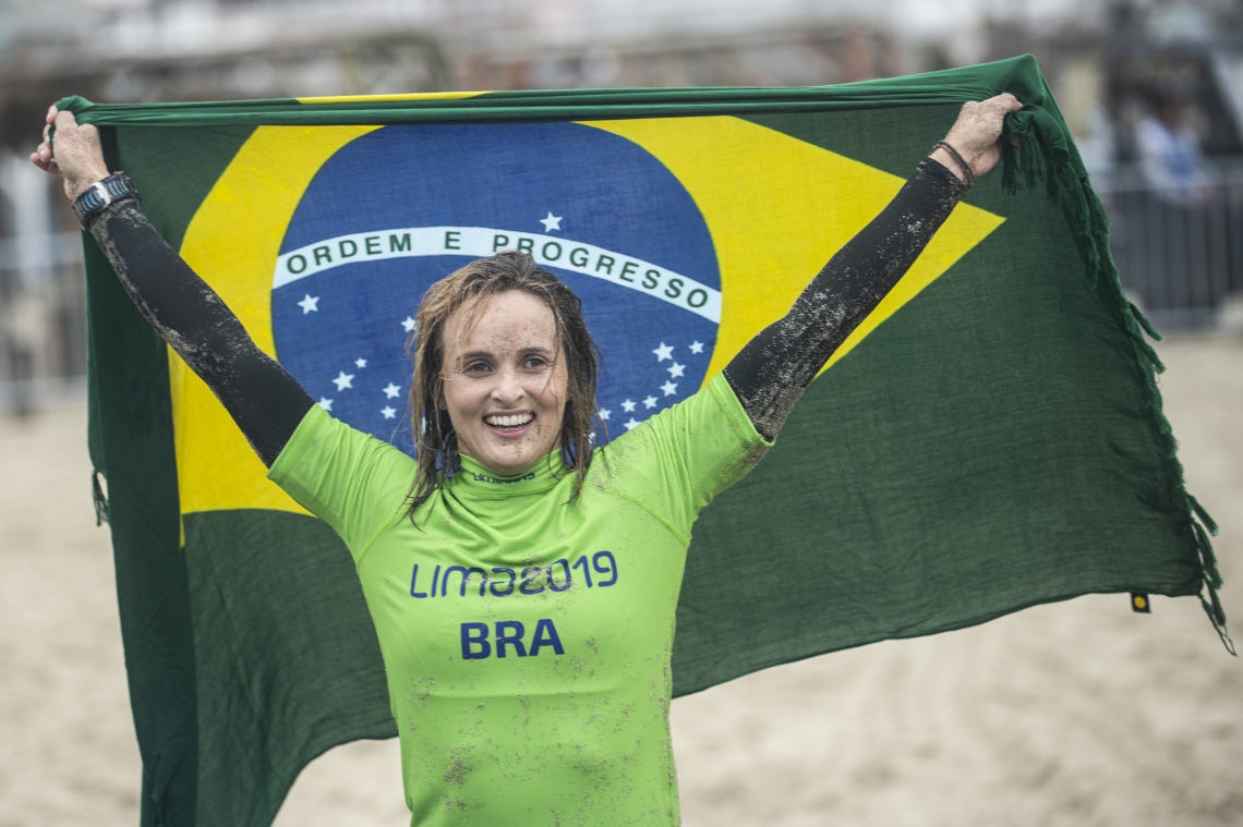 Lena Ribeiro, dona do primeiro ouro em modalidade de surfe em Jogos Pan-Americanos