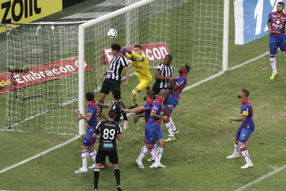 Lance do segundo gol do Ceará, marcado em cabeçada de Felippe Cardoso (Foto: FCO FONTENELE)