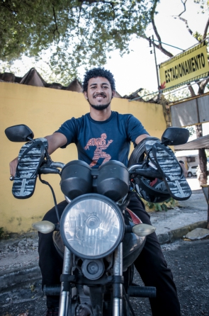 Felipe Darlyson nunca mais usou chinelo para pilotar a moto (Foto: priscila smiths/especial para o povo)
