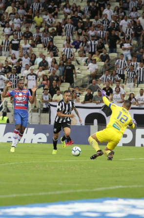 Lima tenta superar Felipe Alves em lance do Clássico-Rei de sábado (Foto: JÚLIO CAESAR)