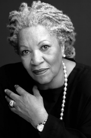 TONI Morrison preocupou-se também em divulgar e popularizar autores negros
 (Foto: divulgação)