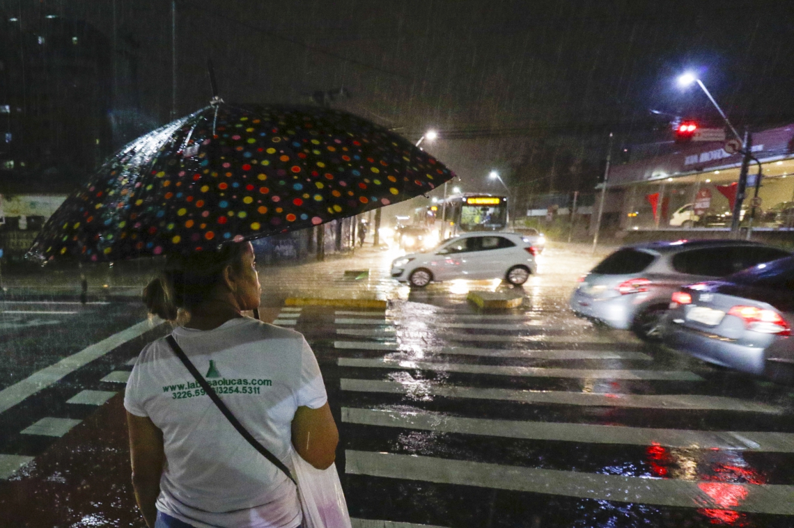 Em Fortaleza, chove desde a noite do domingo

 (Foto: ALEX GOMES / ESPECIAL PARA O POVO)