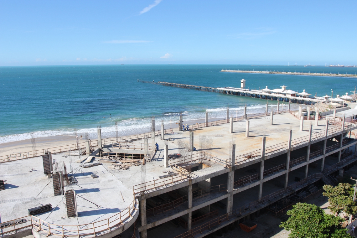 Obras de construção do Acquario Ceará, na Praia de Iracema, estão paralisadas desde 2015 (Foto: Mateus Dantas em 20/6/2016)