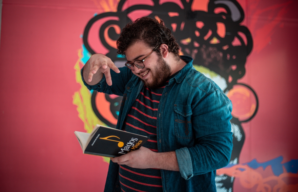 Foto: Priscila Smiths/ESPECIAL PARA O POVO O primeiro livro do autor Alexandre de Almeida, 22, é um romance infantojuvenil