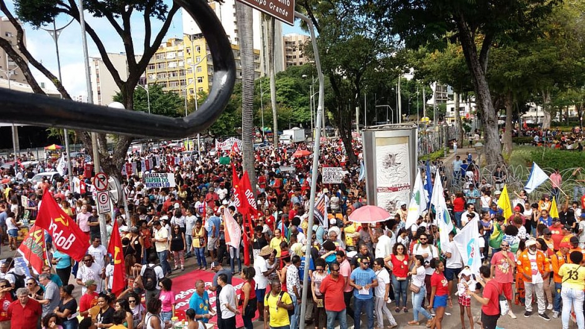 Em Salvador, manifestantes se reuniram no Largo do Campo Grande, de onde saíram em caminhada até a Praça Castro Alves. 
