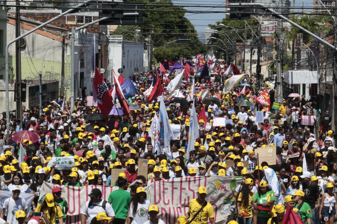 ￼EM FORTALEZA, estudantes e trabalhadores caminharam pelas ruas do Benfica e do Centro (Foto: Mauri Melo/O POVO))