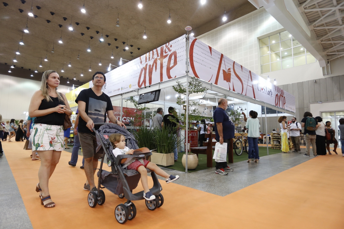 Estande da Casa Vida&Arte, na Bienal de 2017. Espaço voltará a ser destaque no evento deste ano
 (Foto: TATIANA FORTES)