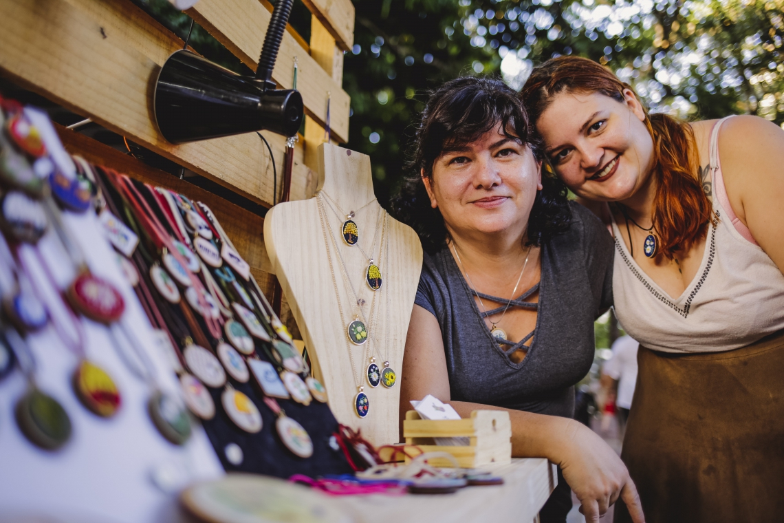 Bethânia e Jade Maranhão, mãe e filha expõem produtos bordados na Feira AUÊ