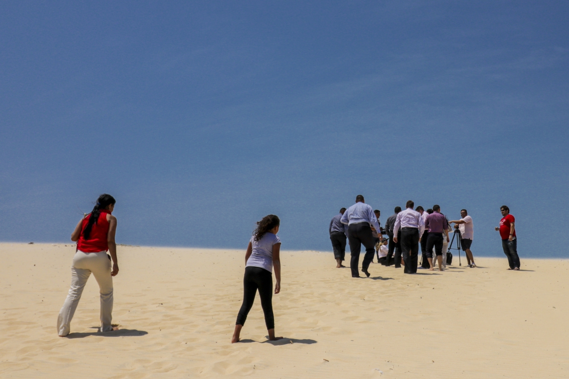 FORTALEZA, CE, BRASIL, 18-08-2019: Grupos se reúnem sobre as dunas da Sabiaguaba e descartam lixo irregularmente. (Foto: Aurélio Alves/O POVO) FORTALEZA, CE, BRASIL, 18-08-2019: Grupos se reúnem sobre as dunas da Sabiaguaba e descartam lixo irregularmente. (Foto: Aurélio Alves/O POVO)