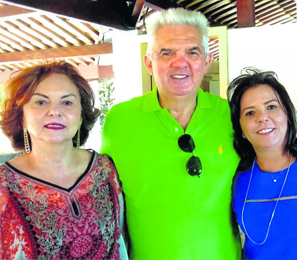 Tales Sá Cavalcante entre suas irmãs Hilda Prisco e Dayse Tavares