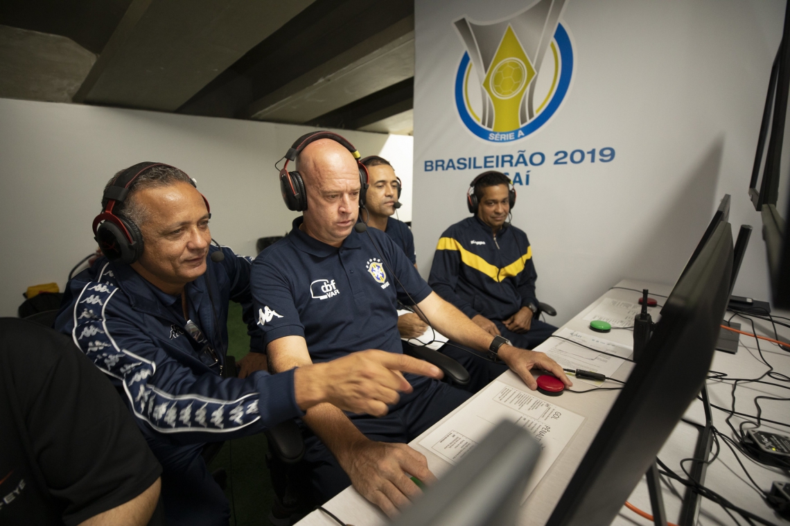 Primeiro jogo do Brasileirão com uso do VAR teve o árbitro Heber Roberto Lopes (ao centro) no comando (Foto: Lucas Figueiredo / CBF)