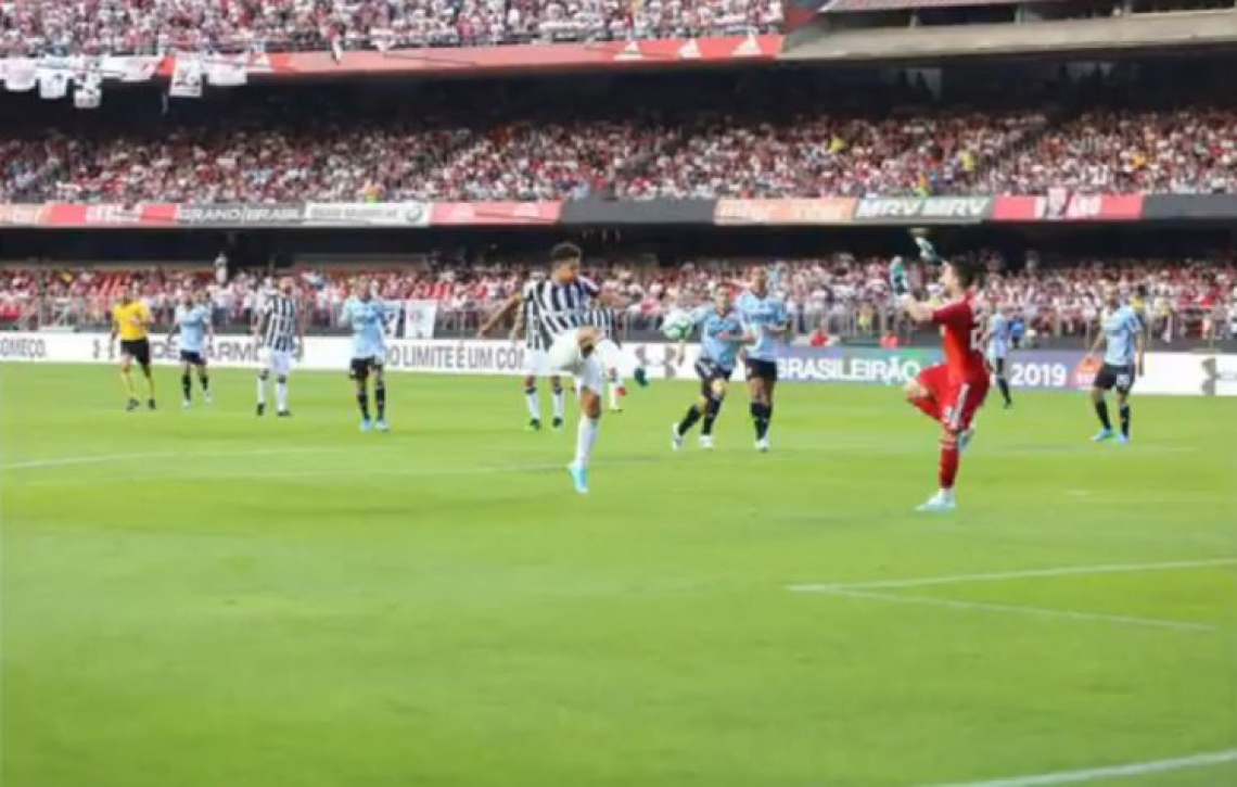 Felippe Cardoso foi derrubado por Thiago Volpi, mas árbitro não marcou pênalti(Foto: REPRODUÇÃO/TWITTER/CEARASC)