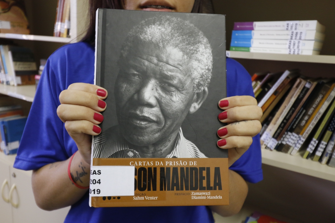 ￼CARTAS DA PRISÃO de Nelson Mandela foi um dos títulos escolhidos a pedido das adolescentes (Foto: Mauri Melo)