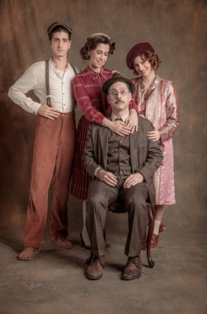 Família Bulhosa - Geraldinho (Johnny Massaro), Maria Teresa (Fernanda Torres), Catarina (Lara Tremouroux) e Geraldo (Alexandre Nero) (Foto: Globo/Paulo Belote)