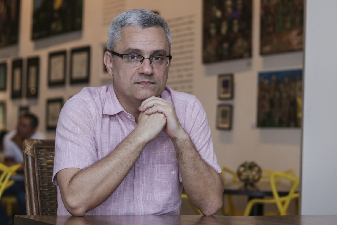 Escritor e jornalista carioca Mário Magalhães lançou, em Fortaleza, a obra Sobre Lutas e Lágrimas: Uma biografia de 2018 durante a XIII Bienal Internacional do Livro do Ceará (Foto: ALEX GOMES)