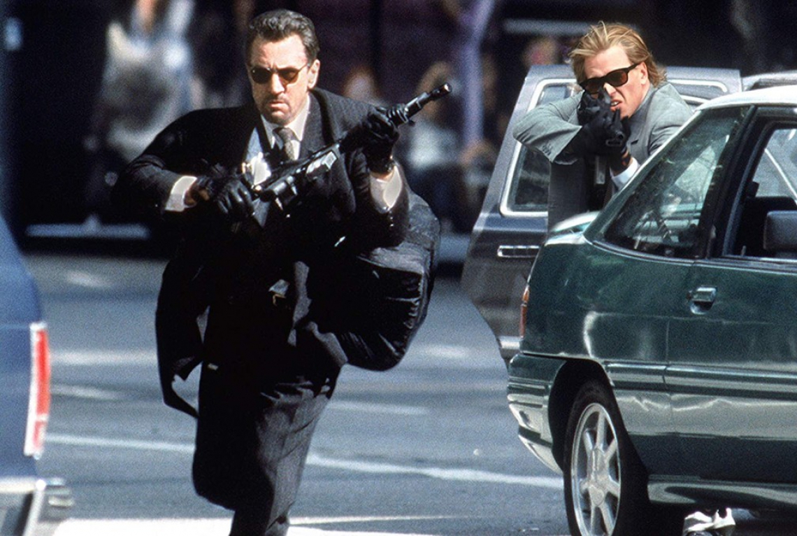 NEIL McCauley, o ladrão interpretado por Robert De Niro, e seu cúmplice Chris Shiherlis, papel de Val Kilmer no filme de 1995. Longa deixou importante marca entre diretores e cinéfilos
 (Foto: divulgação)