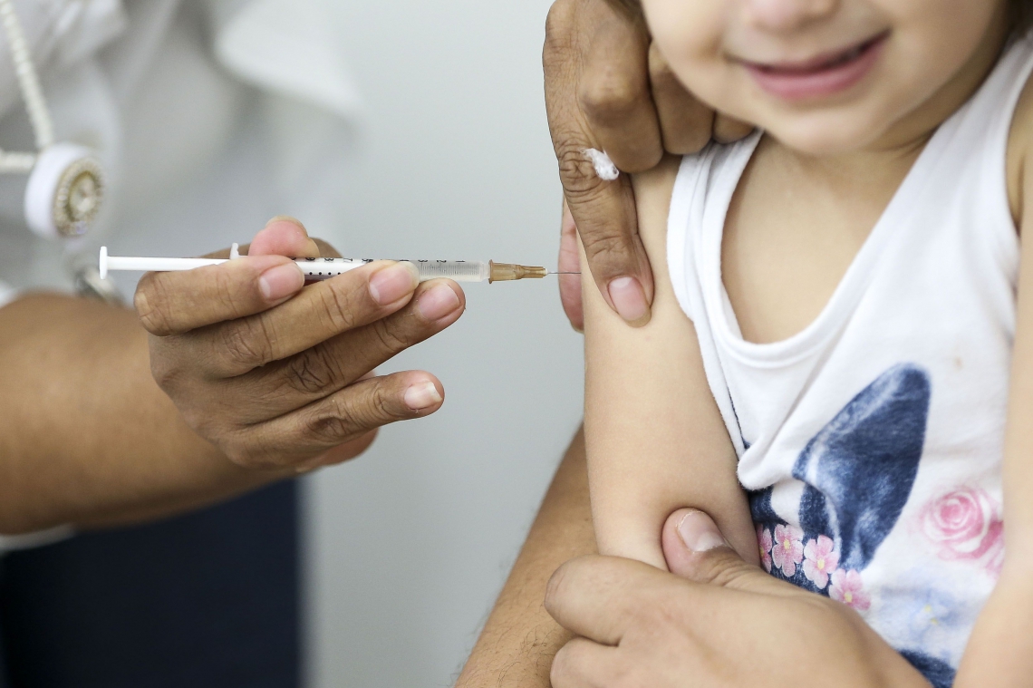 Campanha está oferecendo dose extra contra o sarampo a todas as crianças de seis meses a 11 meses e 29 dias / Foto: Marcelo Camargo/Agência Brasil (Foto: Marcelo Camargo/Agência Brasil)