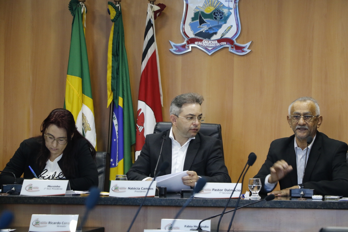 ￼APÓS afastamento de Natécia Campos, trabalho na Câmara de Caucaia foram retomados com a presidência do vereador Mersinho (ao centro) (Foto: Foto: Mauri Melo/O POVO)