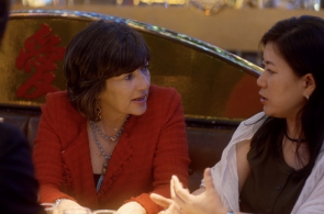 A jornalista Christiane Amanpour investiga de forma diferentes culturas influenciam a vida sexual e amorosa da população na série Amor e Sexo Pelo Mundo.