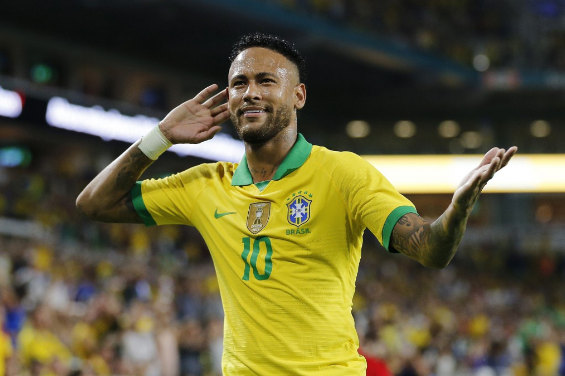 Neymar volta a vestir a camisa do Brasil (Foto: Michael Reaves / AFP)