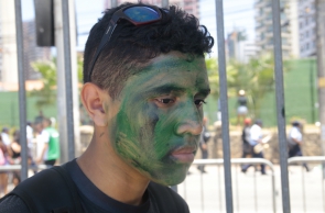 Thiago Cavalcante, 14, desfilou representando um grupo de airsoft paintball que integra por incentivo do pai. (Foto: Júlio Caesar/O POVO)