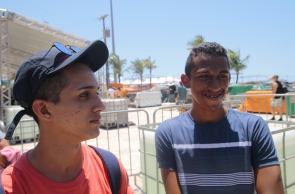 Os amigos de escola Jesmiel Henrique, 17, e Márcio Carvalho, 18, têm o sonho de entrar para a equipe do Batalhão de Policiamento de Rondas Intensivas e Ostensivas (BPRAIO). (Foto: Júlio Caesar/O POVO)