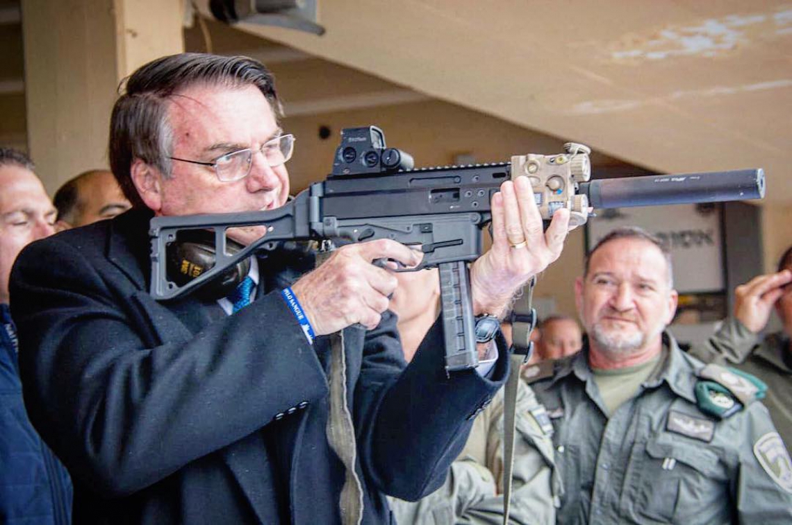 Impacto da postura armamentista do presidente no combate ao porte ilegal de armas é alvo de questionamento (Foto: Divulgação/Instagram)