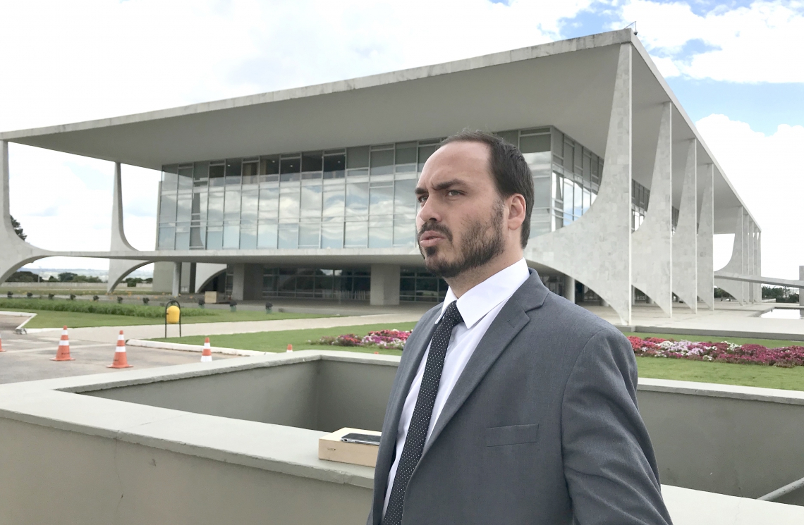 Carlos Bolsonaro disse que transformação desejada não será por via democrática
