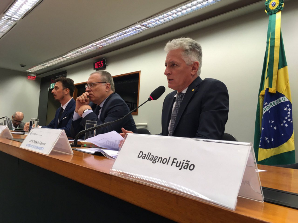 ￼ DELTAN não foi ontem a uma audiência na Câmara sobre mensagens vazadas de membros da Lava Jato. No lugar reservado a ele foi colocada uma placa com o dizer 'Dallagnol Fujão'. O procurador justificou afirmando que os vazamentos têm origem criminosa