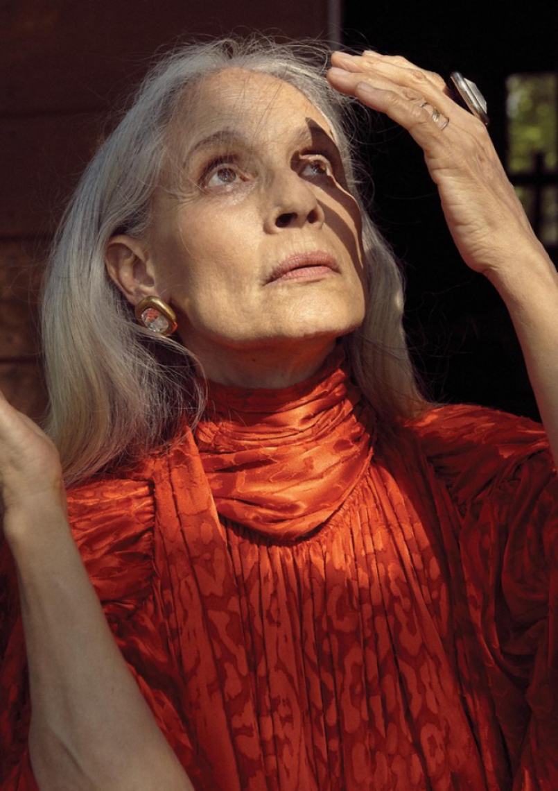 Com vestido e acessórios da Balenciaga, atriz fez ensaio para a Vogue Brasil
 (Foto: Henrique Gendre/ Vogue/ Divulgação )