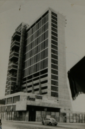Hotel Esplanada em 1996. Edifício modernista já sob influência da Escola Paulista, com incorporação do concreto aparente  (Foto: Divulgação)