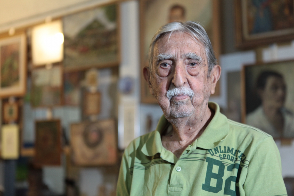 Domingão Vida e Arte - Nilo Firmeza o 'Estrigas'
Na foto: Estrigas, artista plástico e escritor, em seu minimuseu particular
Foto: Sara Maia, em 22/02/2012 *** Local Caption *** Publicada em 26/02/2012 - VA 03 (Foto: Sara Maia, em 22/02/2012)