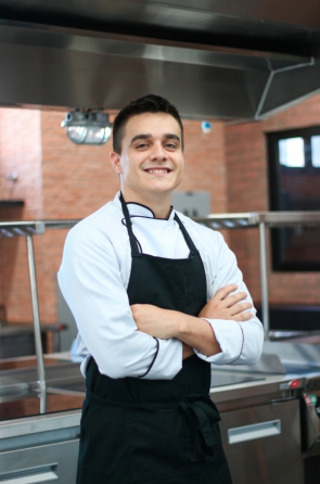 Guido Azevedo, 23, já trabalhava com Gastronomia quando resolveu fazer o curso de Técnico em Cozinha, do Senac/CE (Foto: Priscila Smiths/Especial para O POVO)