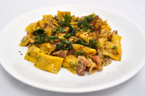 O Agnolotti di Vitello é uma massa fresca produzida pelo La Bella Itália recheada com carne de vitelo e especiarias com molho à base de panceta e cogumelos eryngui