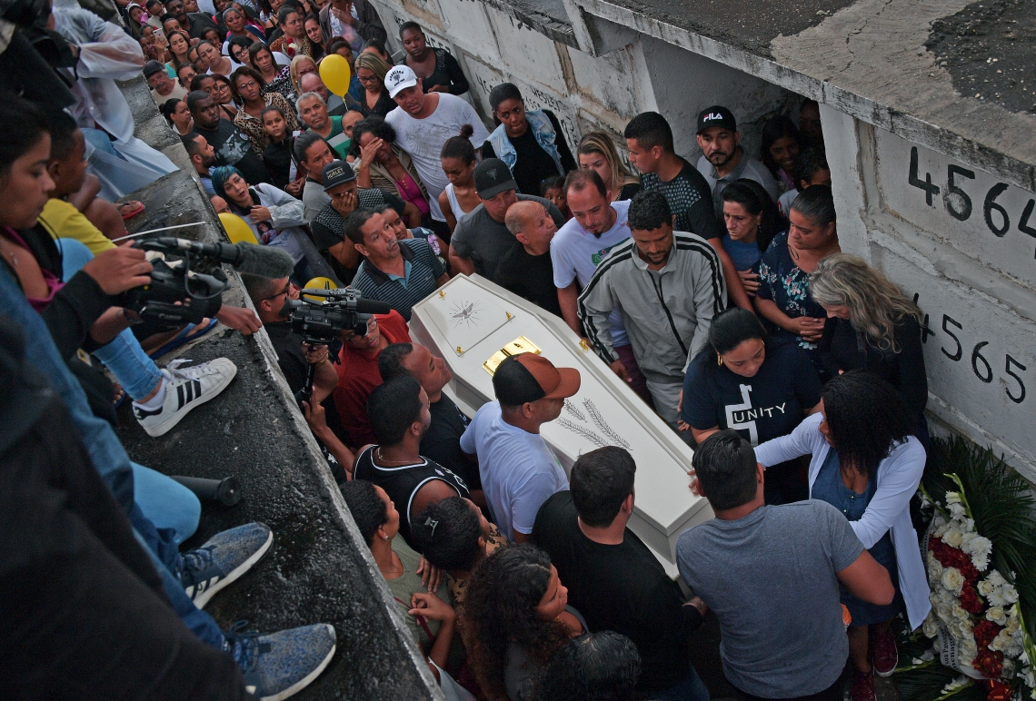  População contestou a versão da polícia (Foto: AFP)