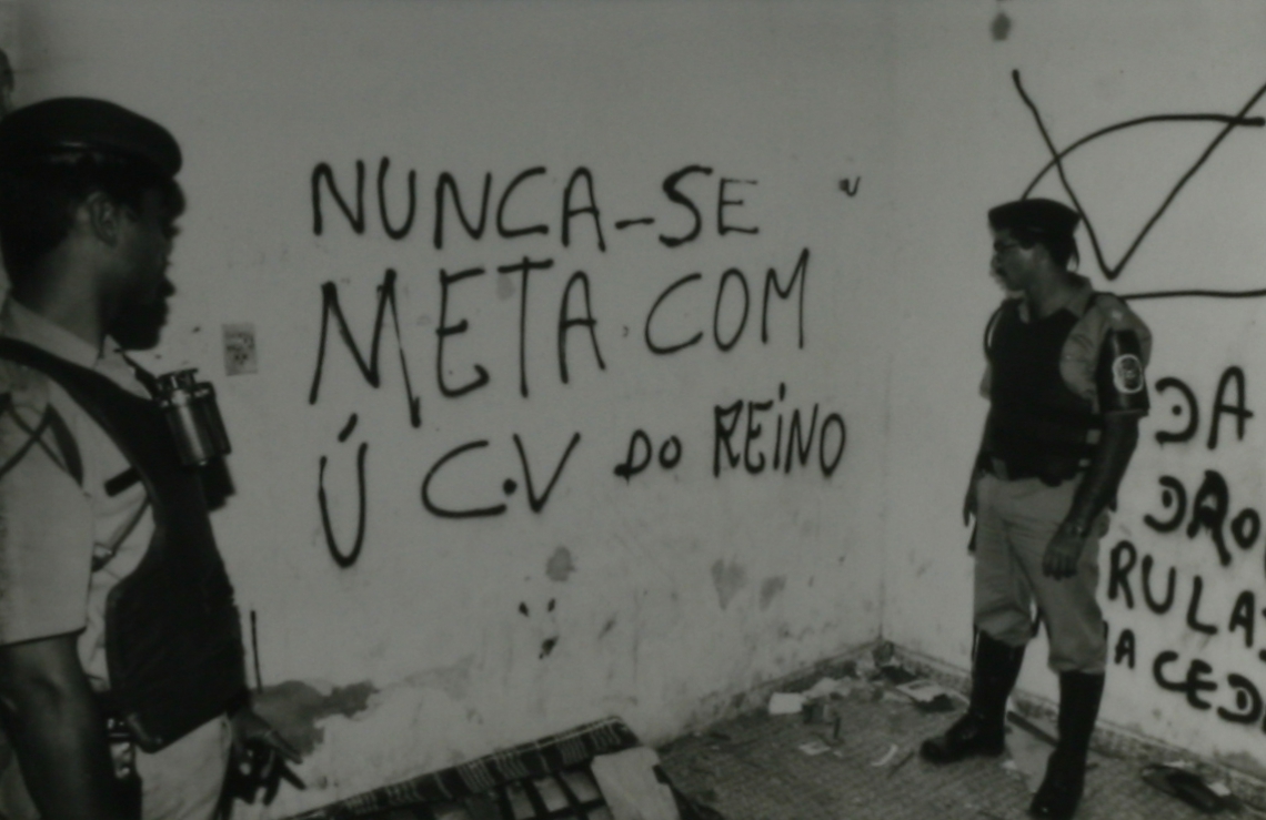 Primeiro esconderijo do Comando Vermelho foi desmontado em 1993 em Fortaleza (Foto: Heloisa Menescal/O POVO, em 16/10/1993)